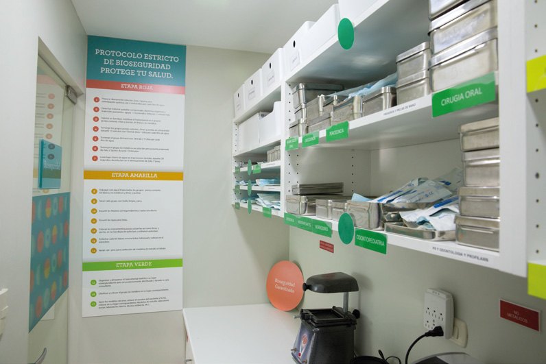 Área de esterilización con estantes y su protocolo en la pared