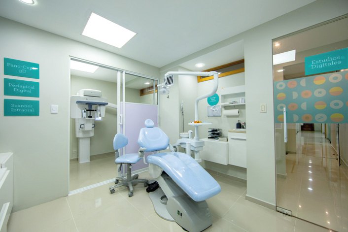 Gabinete dental luminoso con sillón azul claro