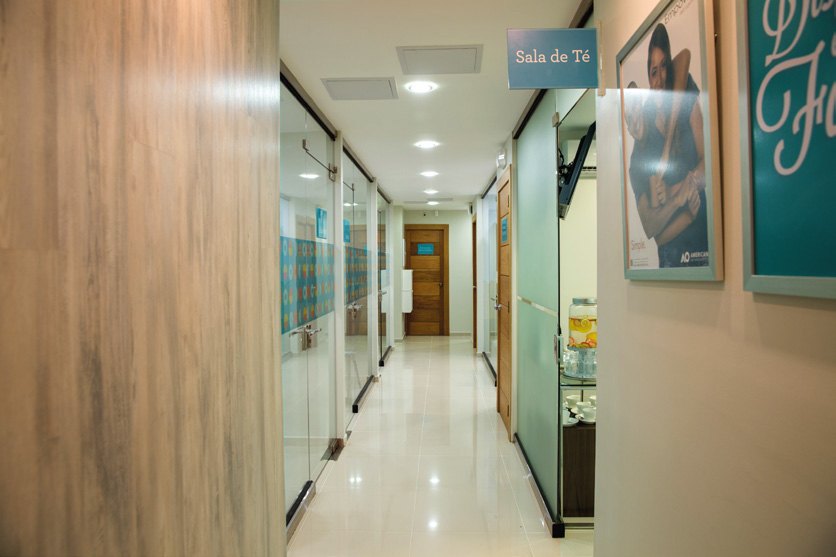 Pasillo de los consultorios con puertas de vidrio